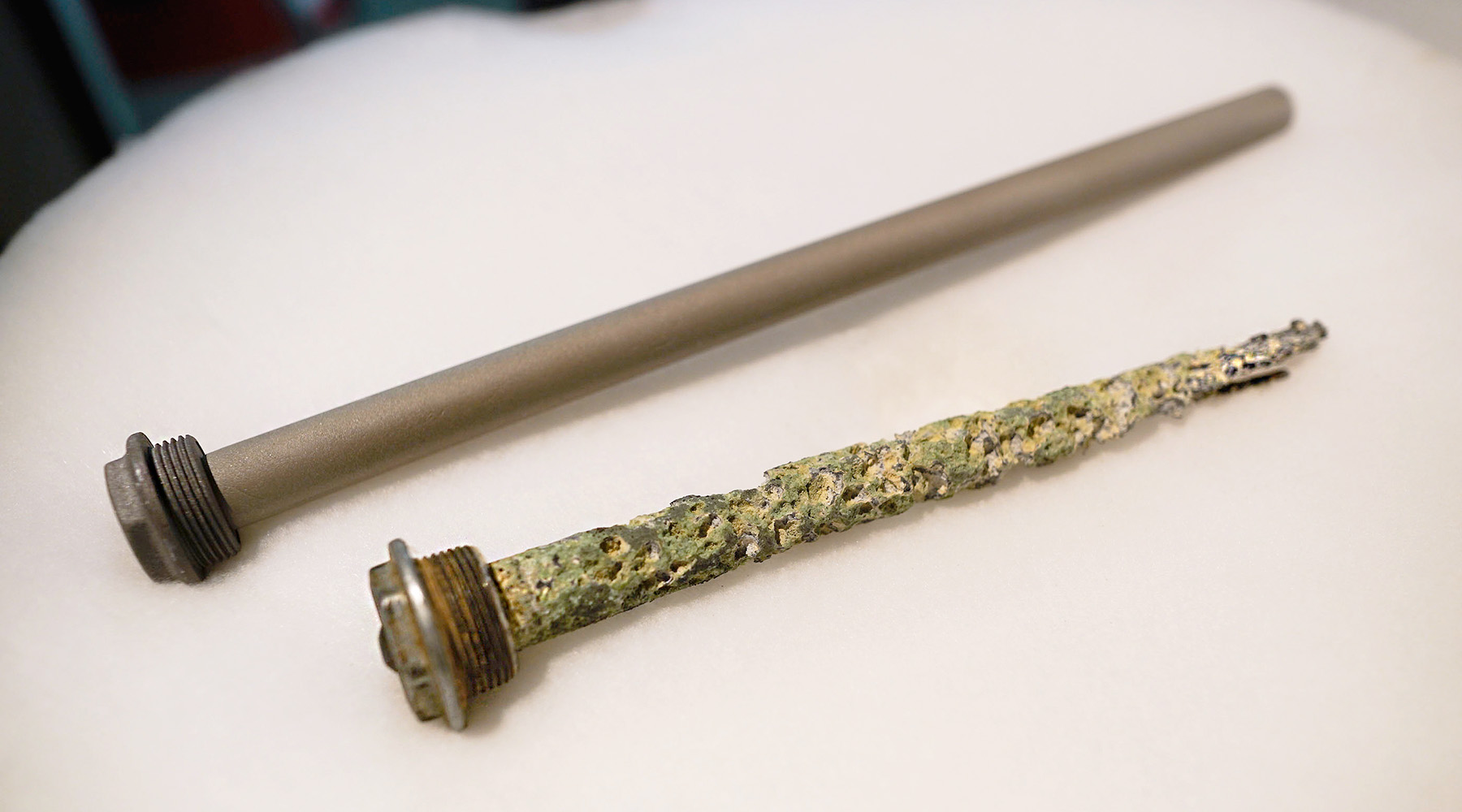 Neue Magnesium-Anode und teilweise verbrauchte Magnesium-Anode